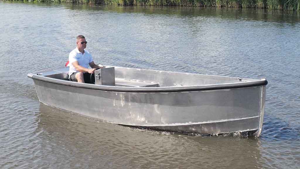 E-sloep 530 zijkant