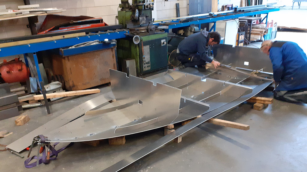 Het bouwproces van een elektrische aluminium sloep