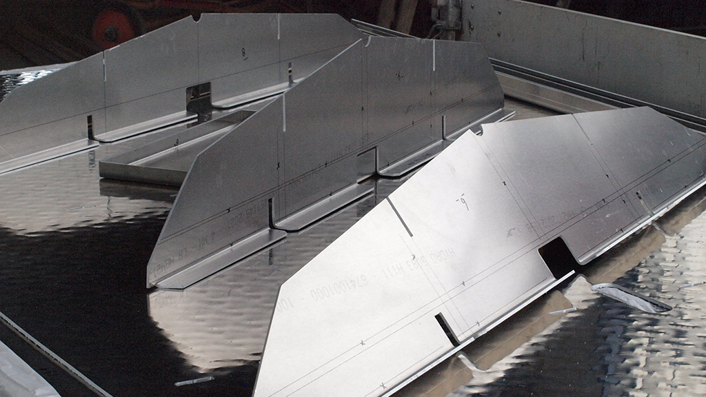 Detailopname van de aluminium romp van een SloepYes sloep in productie