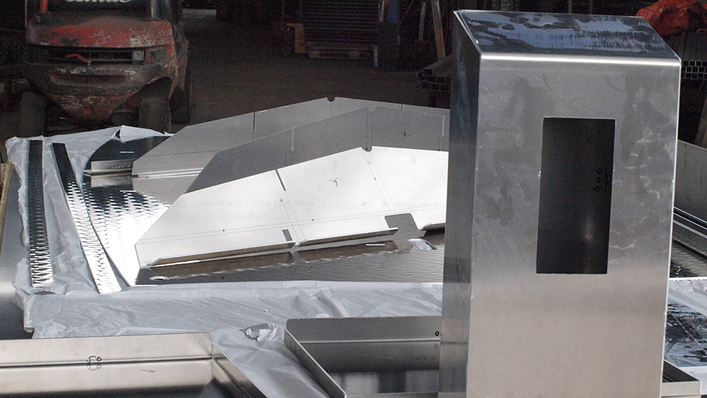 Aluminium spanten en rompdelen voor de SloepYes sloep in aanbouw