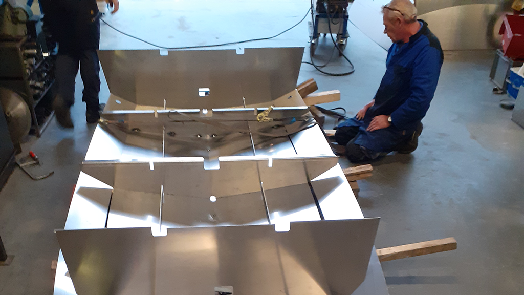 Bouw van de boeg van een aluminium SloepYes sloep bij VosTo