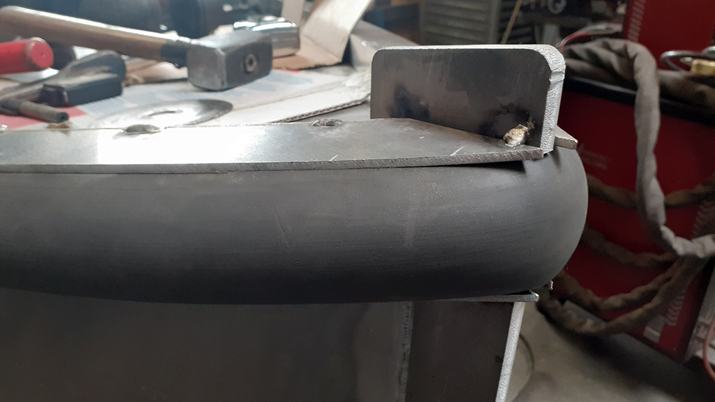 Detailopname van de boeg van een aluminium SloepYes sloep