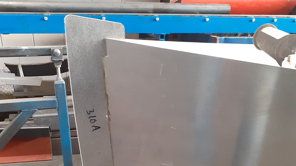 Detailopname van de aluminium romp van een SloepYes sloep