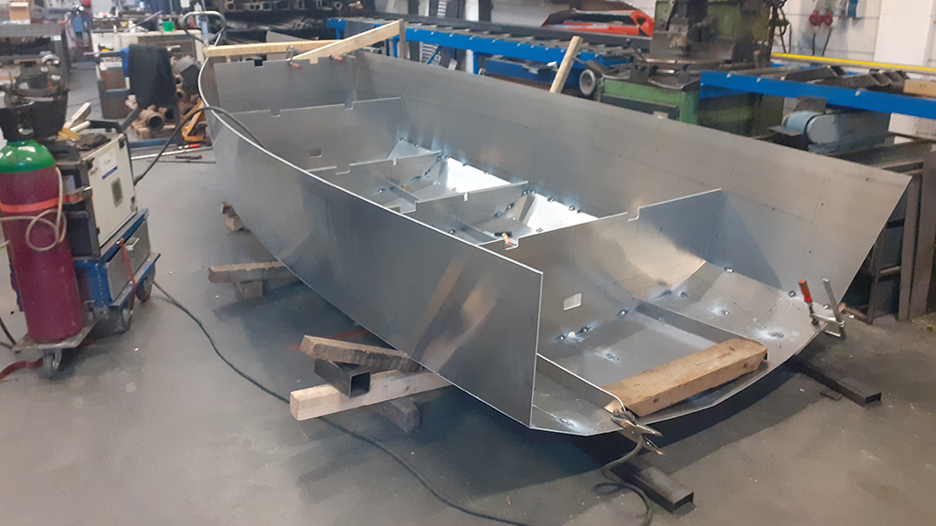 Aluminium zijwand van een SloepYes sloep in aanbouw bij VosTo