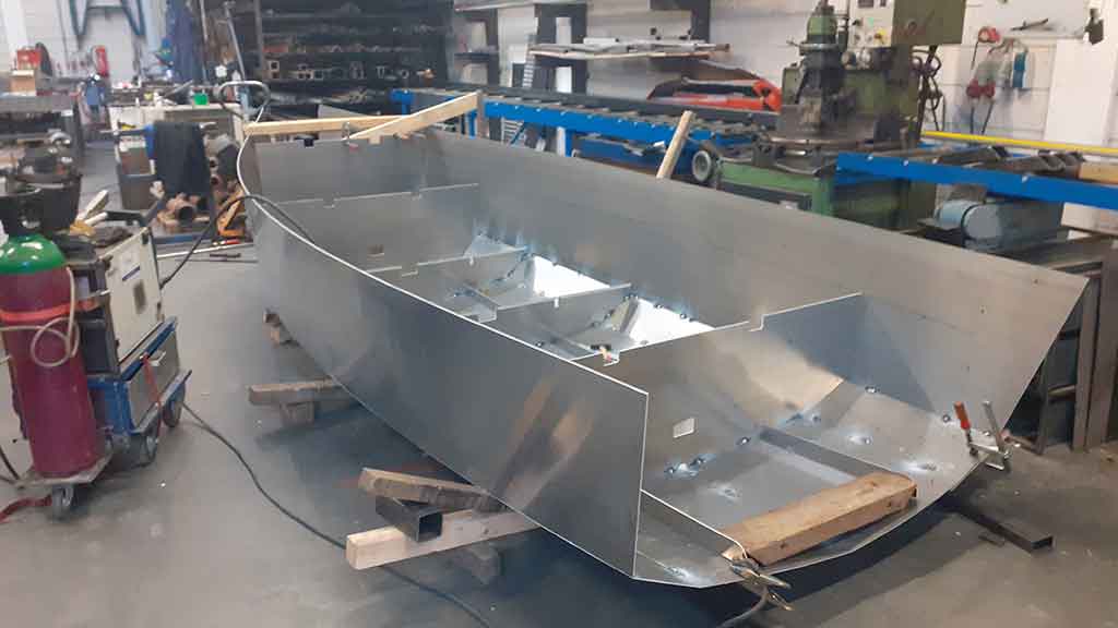 Achterkant E-sloep 580